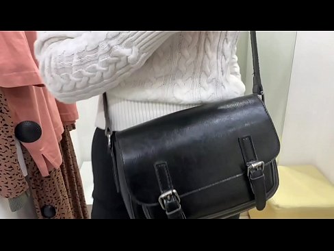 ❤️ Ëffentlech Masturbatioun vu jonke Bitch FeralBerry mat engem Dildo am Fittingsraum ️❌ Porno bei eis ❌️